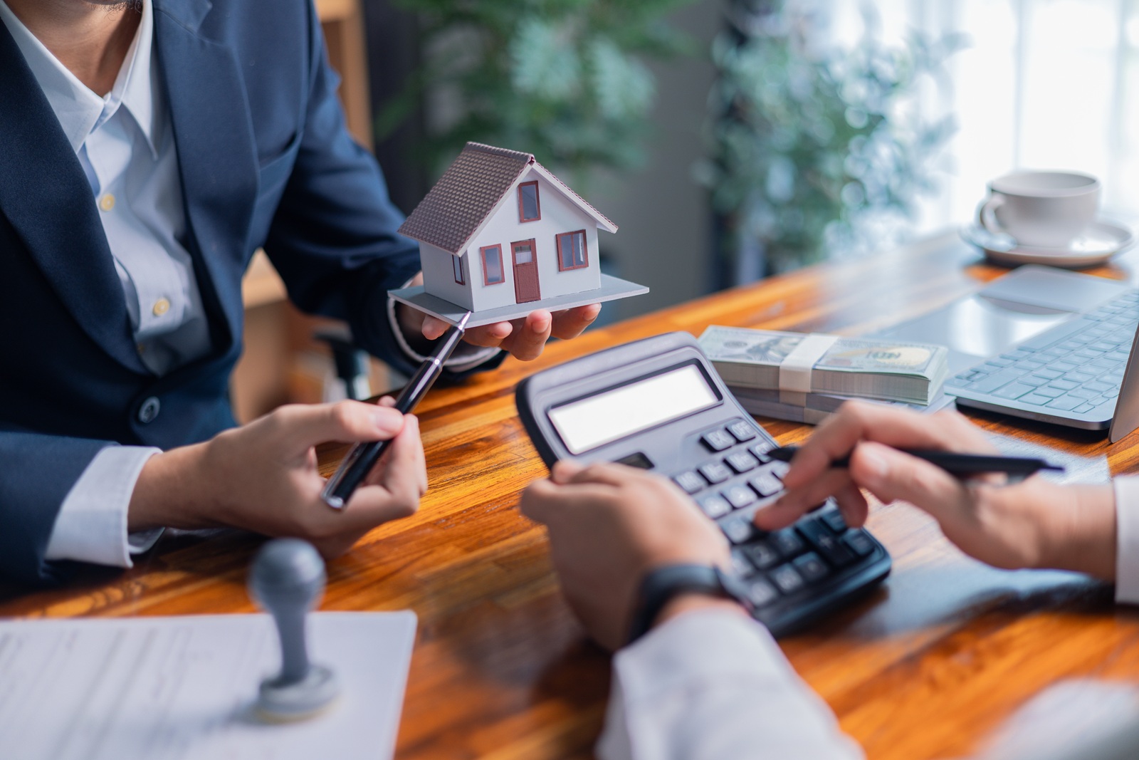 Why Omaha Sellers Choose Local Cash Buyers Over Big Investment Firms